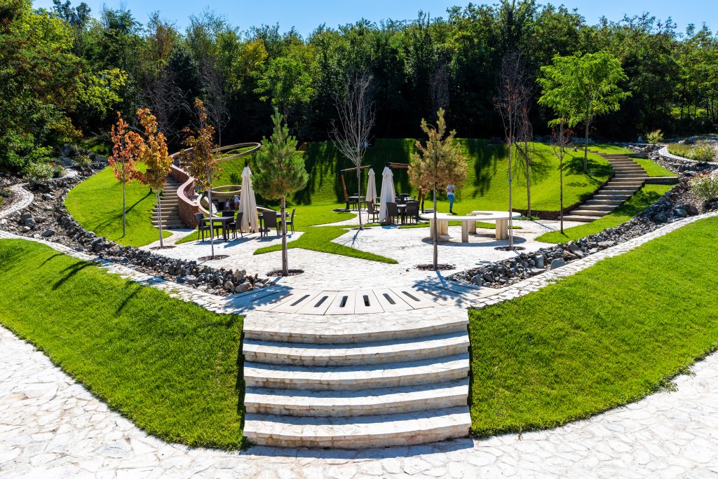 Parcul Poiana Apostolilor de pe Domeniul Avincis, spațiu de relaxare în natură