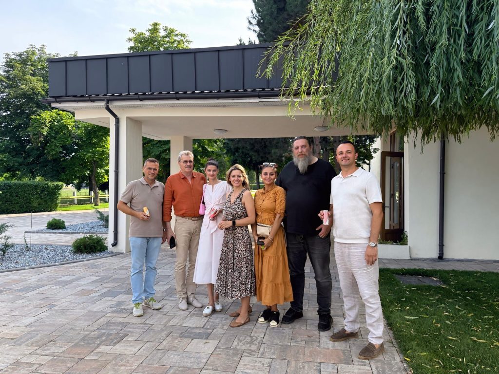Echipa Wines of Romania alături de Marinela Ardelean și gazdele de la Domeniile Averești, în fața clădirii cramei, într-o zi însorită de vară.