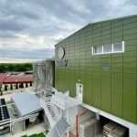 Exterior cramă Averești. Vedere panoramică a Domeniilor Averești, combinând arhitectura modernă cu peisajul moldovenesc