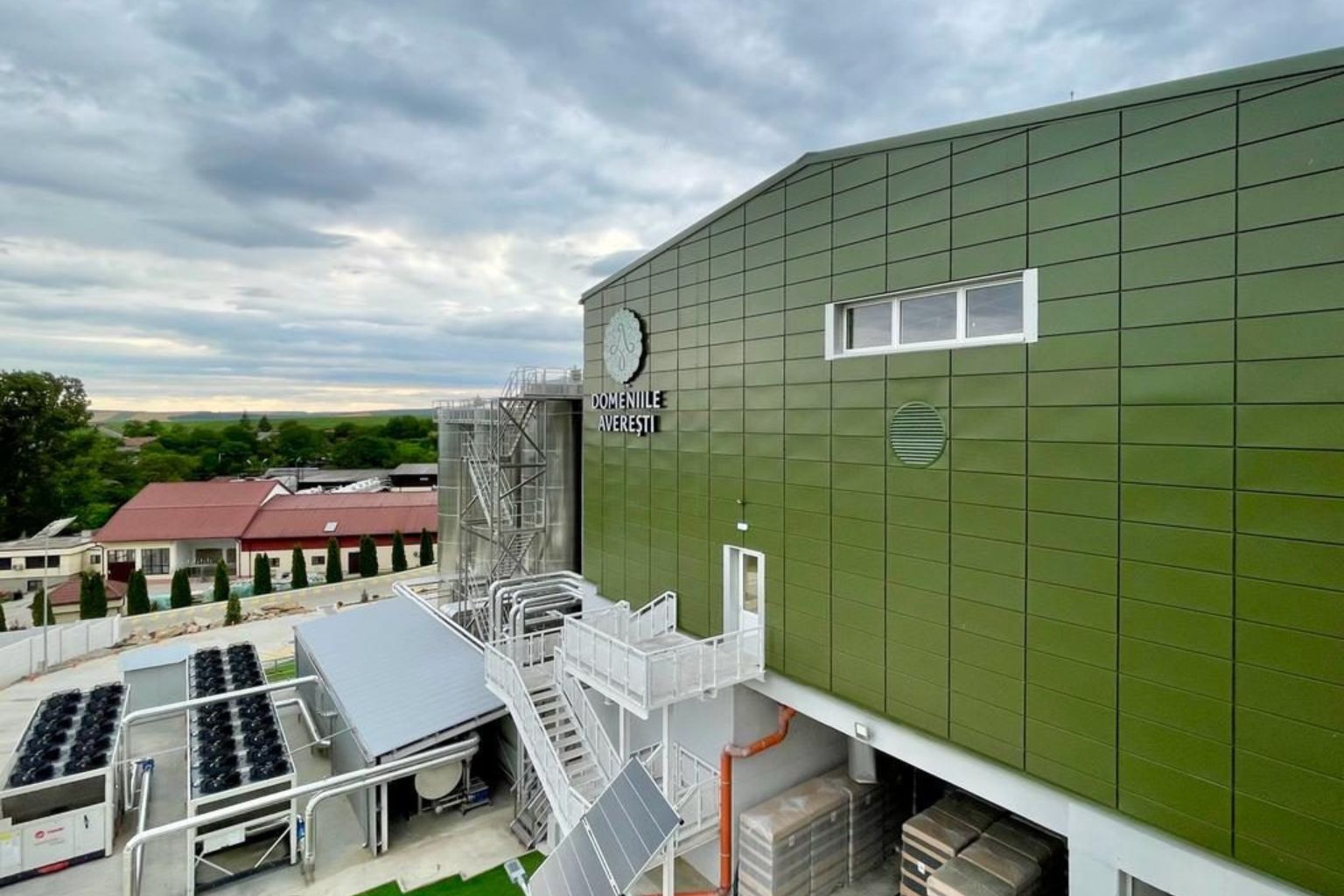 Exterior cramă Averești. Vedere panoramică a Domeniilor Averești, combinând arhitectura modernă cu peisajul moldovenesc