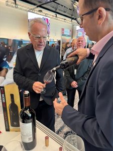 James Suckling degustând un vin Crama DeMatei la un eveniment internațional.