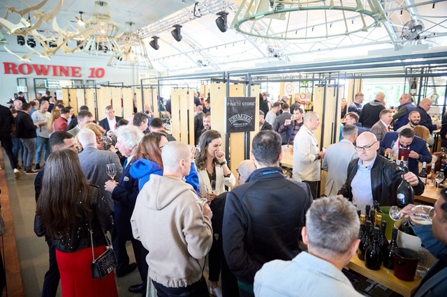 Public numeros la RO-Wine, festivalul internațional de vinuri din România, ediția aniversară, participanți degustând vinuri premium
