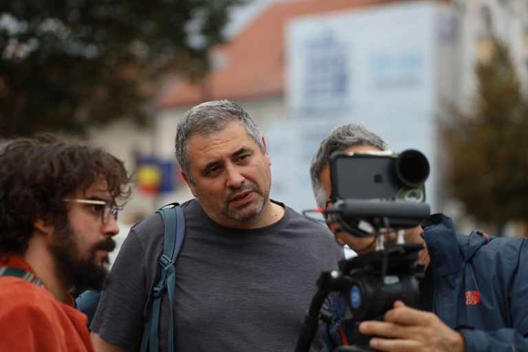 Radu Jude discutând cu echipa de filmare, în timpul unei producții