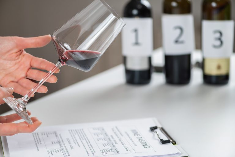 Degustare de vin în orb la un curs specializat