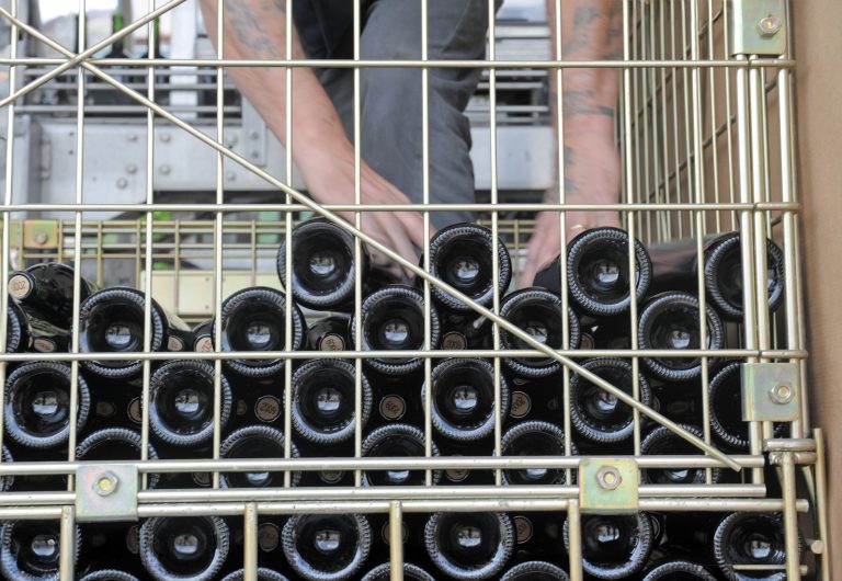 Greutatea sticlei de vin – manipulare manuală a sticlelor în producție