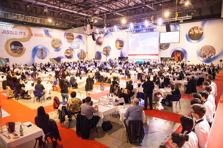 Sală plină de jurați internaționali la Concours Mondial de Bruxelles, degustare în orb la Jesolo.