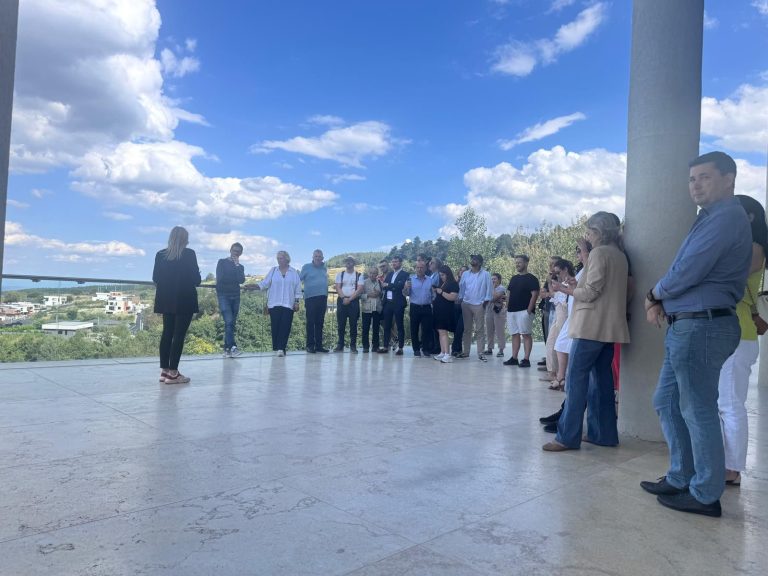 Grup de jurnaliști și creatori de conținut internaționali ascultând o prezentare despre vinurile românești la Wonderland Resort Cluj.