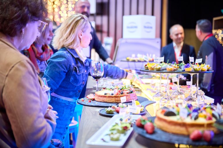 Selecție de deserturi gourmet servite la festivalul RO-Wine 2025, realizate în parteneriat cu Macromex și L’univers de Nicolai.